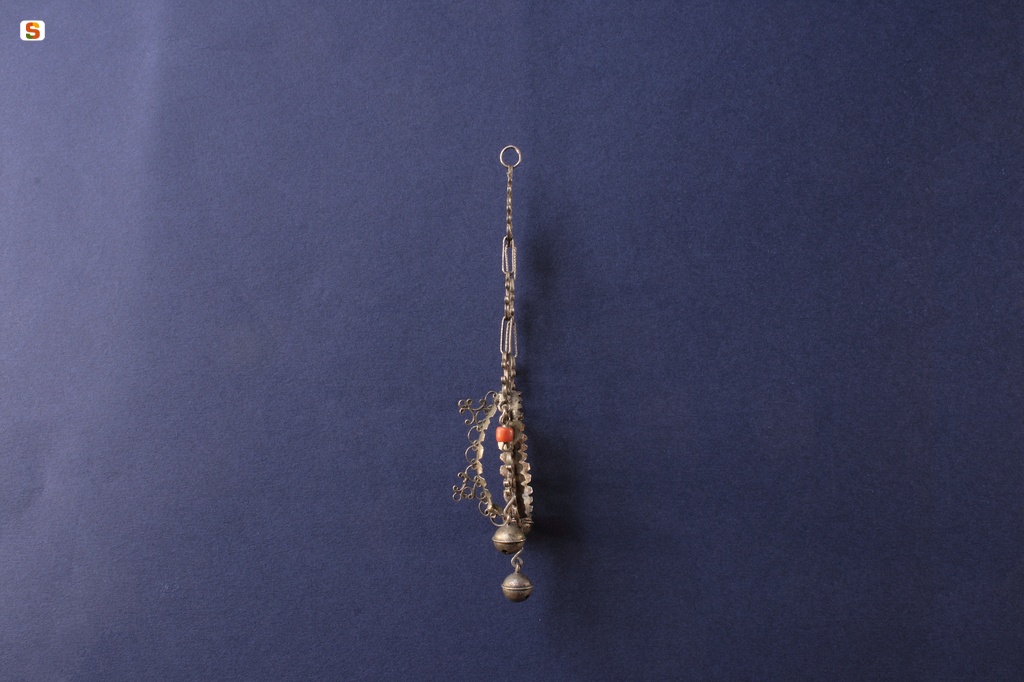 Amuleto con cypraea e sonagli (retro)