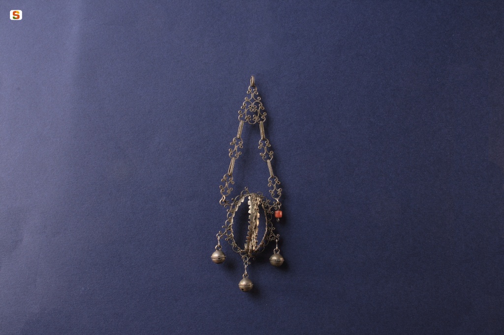 Amuleto con cypraea e sonagli (fronte)