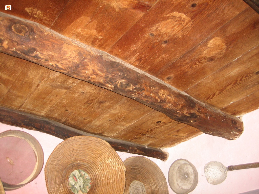 Sadali, Casa Museo Sa Omu'e zia Cramella: soffitto in legno e cestini tradizionali