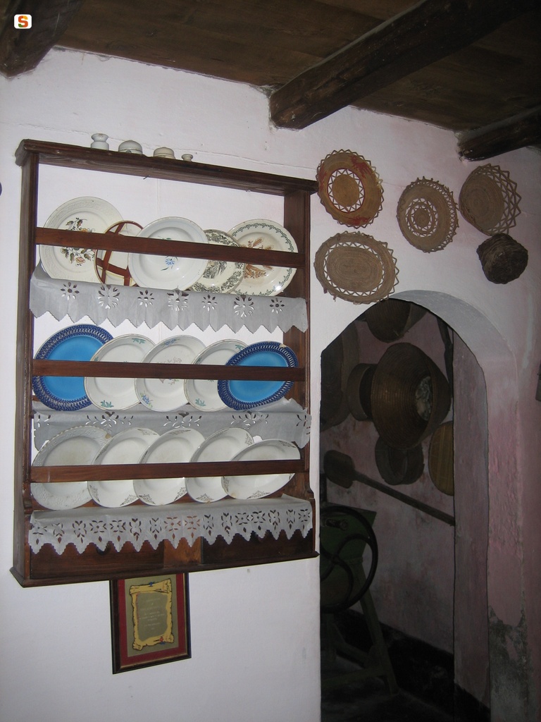 Sadali, Casa Museo Sa Omu'e zia Cramella: piattaia e cestini tradizionali