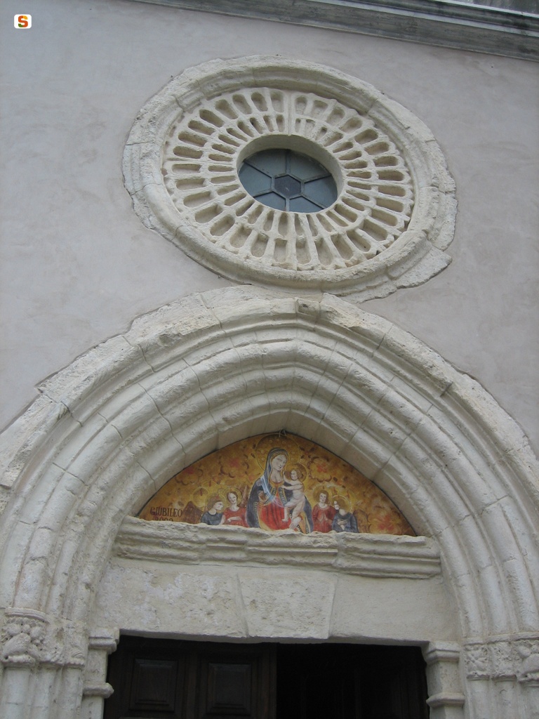 Sadali, chiesa parrocchiale di San Valentino: rosone e portale ogivale