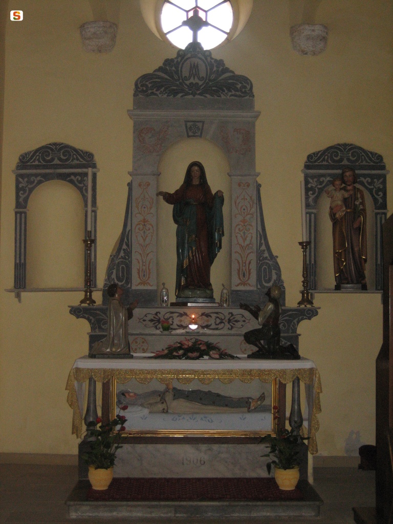 Sadali, chiesa parrocchiale di San Valentino: altare di una cappella laterale