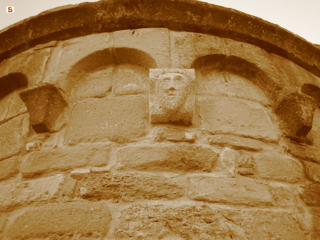 Serdiana, Santa Maria di Sibiola: particolare del peduccio antropomorfo nell'abside sinistra