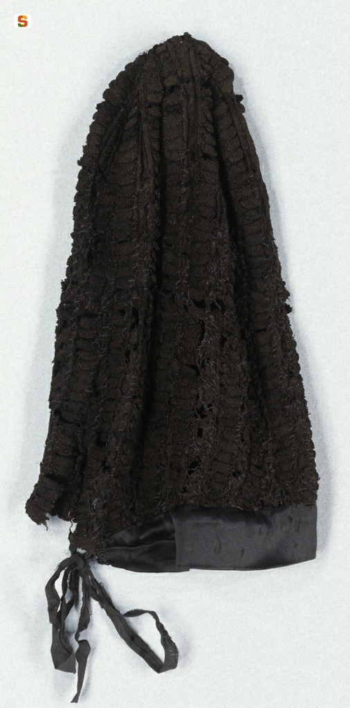 Nuoro, Museo Etnografico Sardo: copricapo dell'abito femminile della panettiera