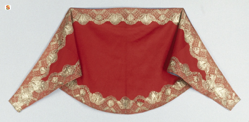 Nuoro, Museo etnografico sardo: copricapo dell'abito femminile della panettiera
