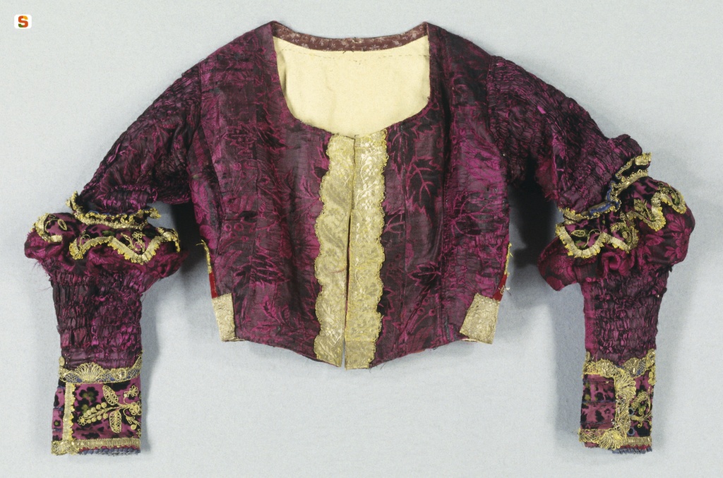 Nuoro, Museo Etnografico Sardo: particolare dell'abito femminile di Settimo San Pietro