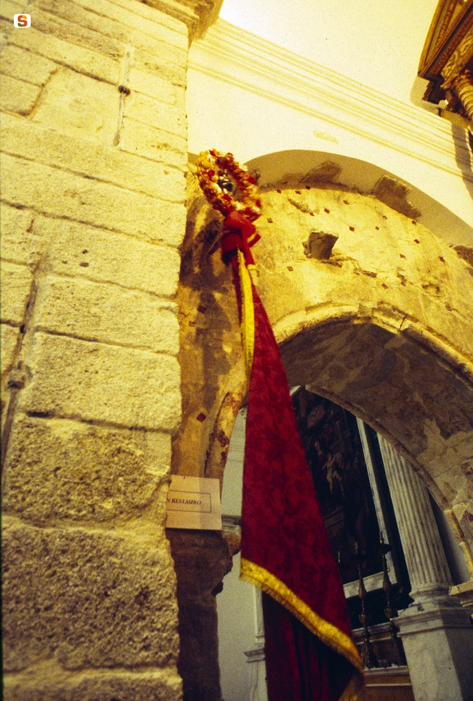 Gremio dei calzolai. La bandiera all'interno della basilica