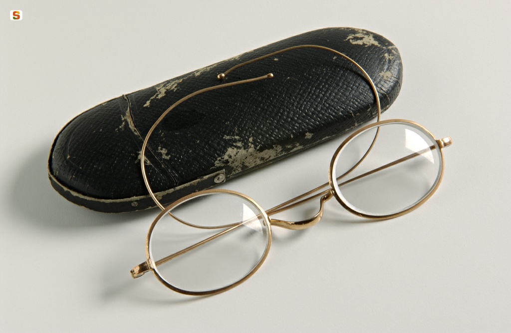 Nuoro, Museo Deleddiano: gli occhiali della scrittrice