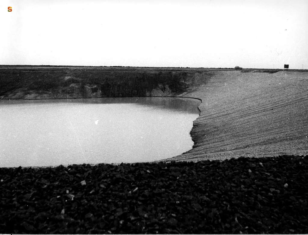 Veduta parziale del lago collinare dell'azienda di Tiria