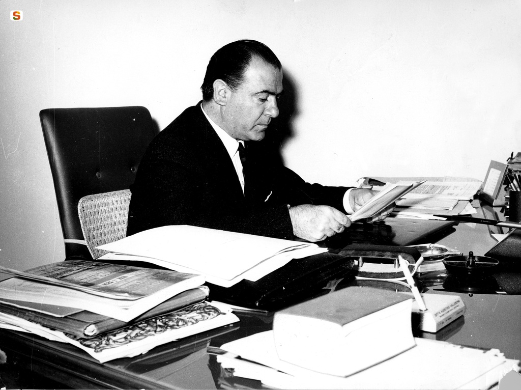 Il direttore generale dell'ETFAS, dottor Lino Mulas, nel suo ufficio