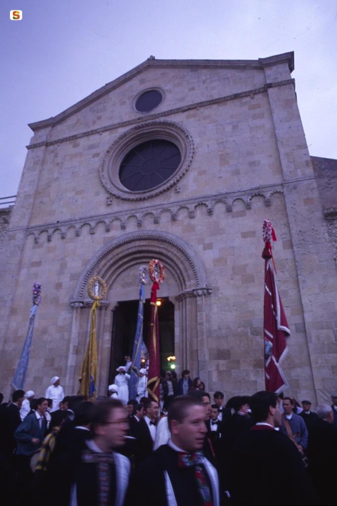 Gremio degli ortolani. La statua della Madonna in processione