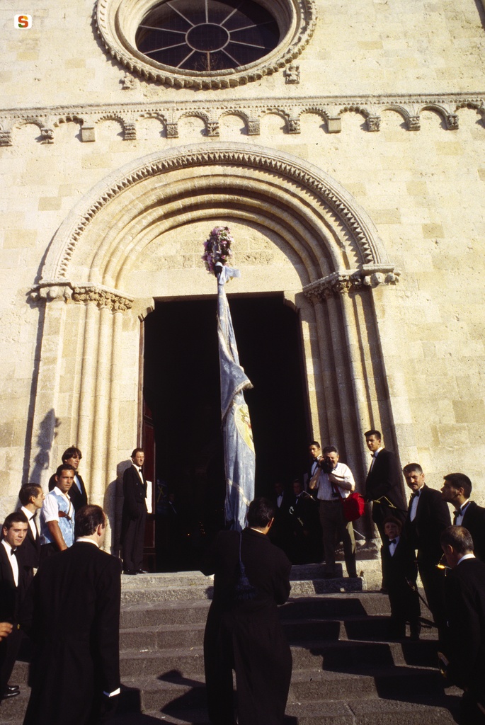 Il gremio dei muratori all'entrata della basilica di Santa Maria