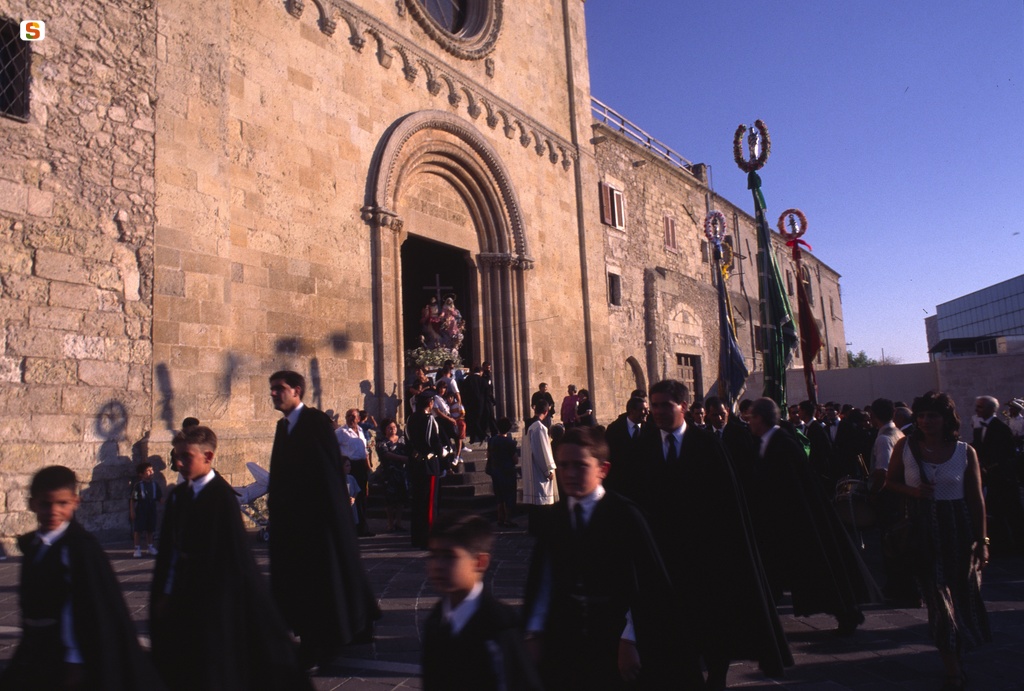 In piazza Santa Maria, l'uscita della statua dalla chiesa