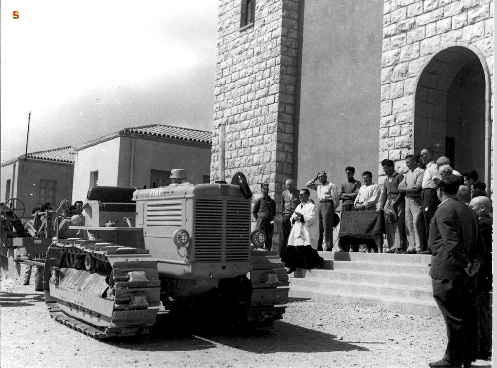 Benedizione del primo trattore della cooperativa di Santa Maria La Palma