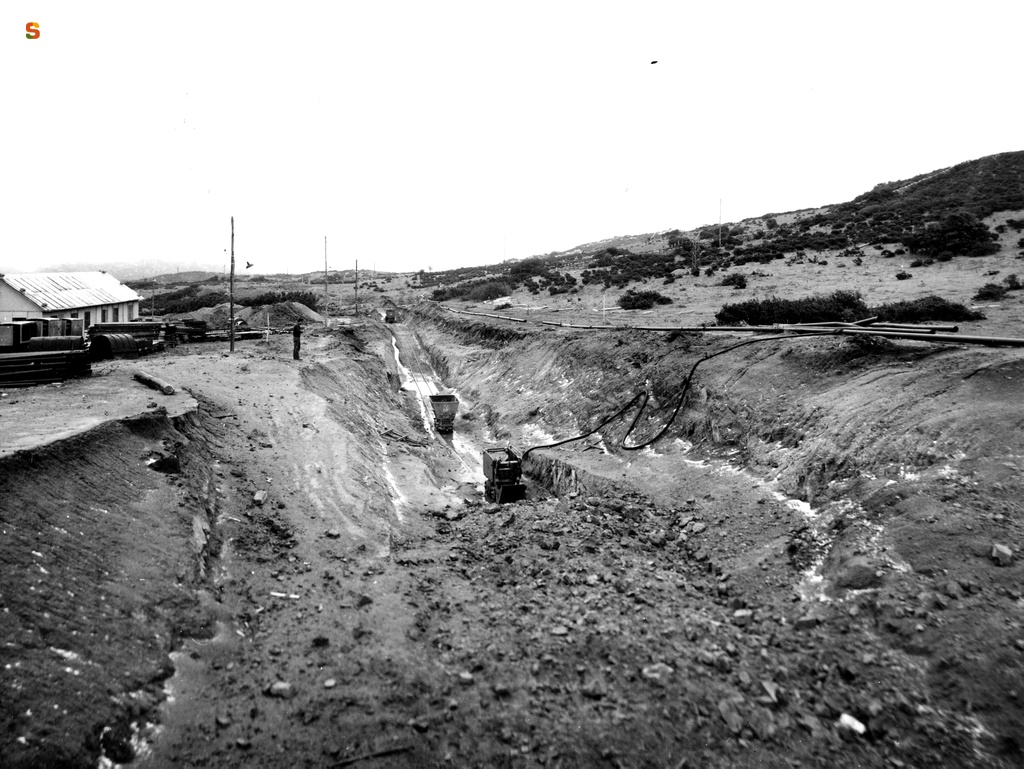 Lavori di costruzione di un canale nell'area della Diga del Liscia