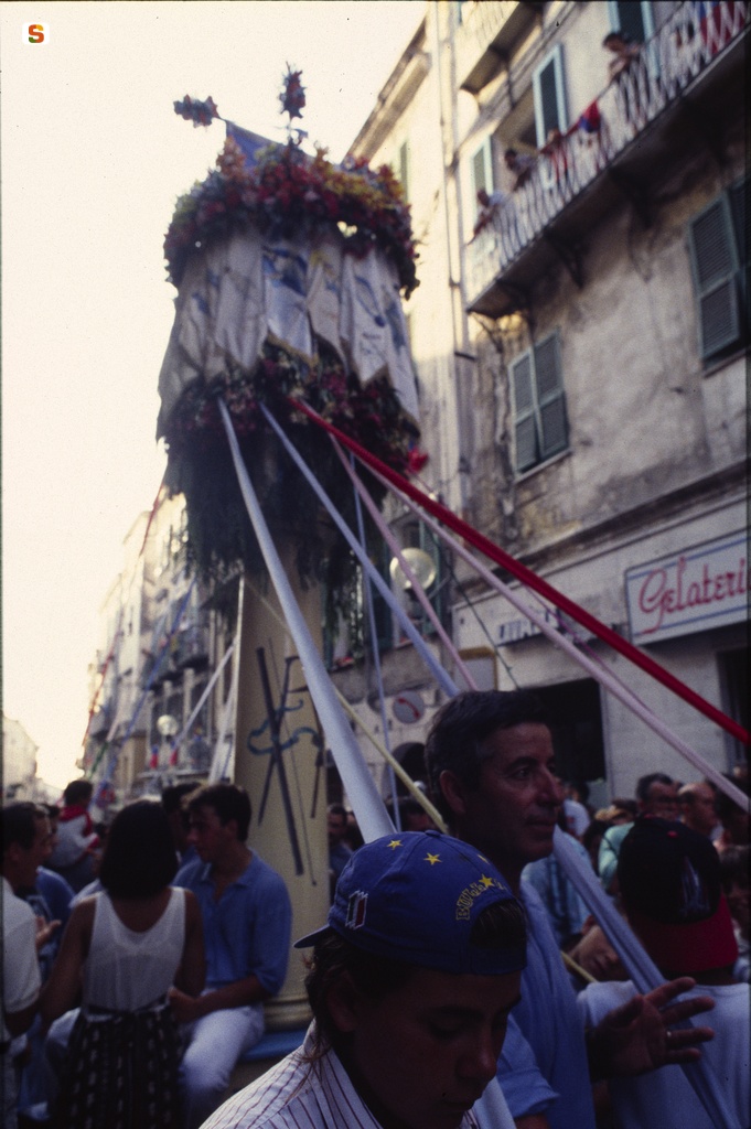 I Candelieri eseguono i giri e controgiri in piazza Azuni