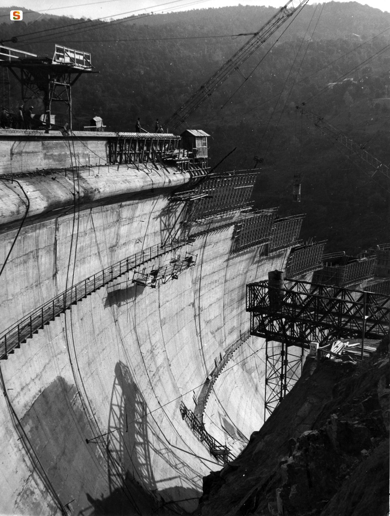 Lavori di costruzione della diga sul Taloro
