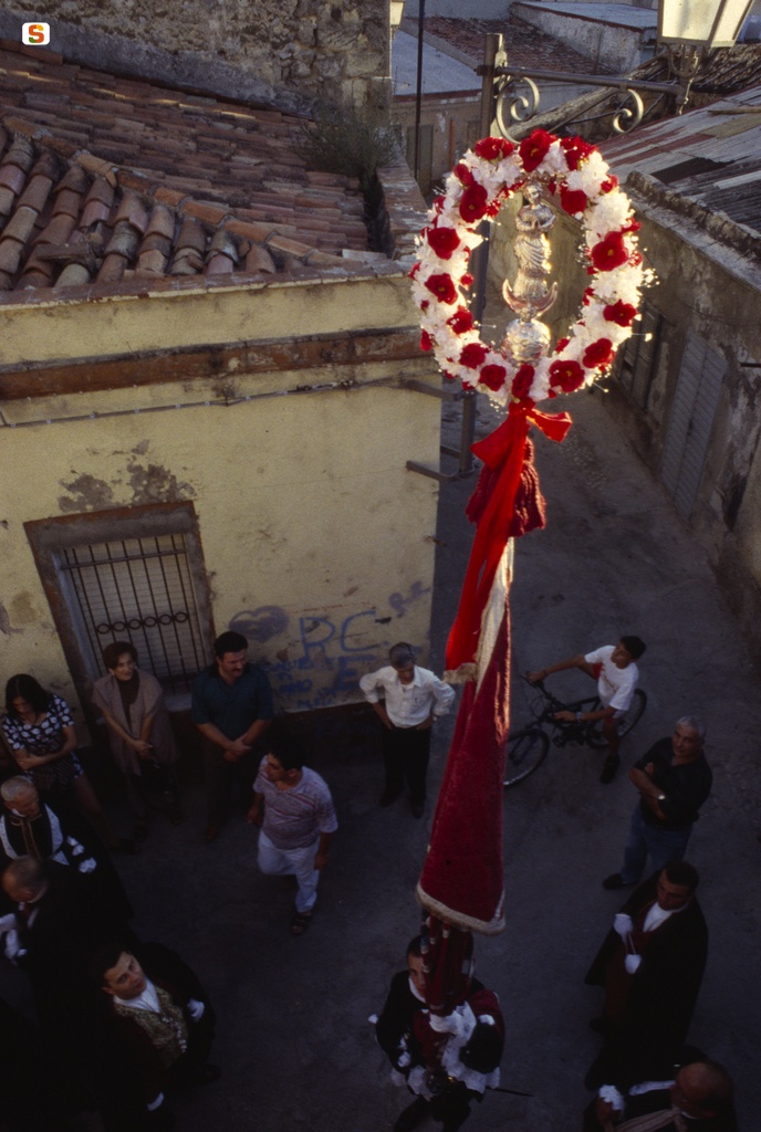 Gremio dei viandanti. Calata la bandiera inizia il corteo che arriva alla chiesa di Sant'Agostino