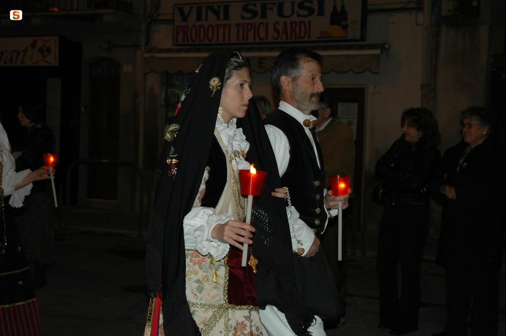 Coppia in abito tradizionale durante la processione del 4 notte