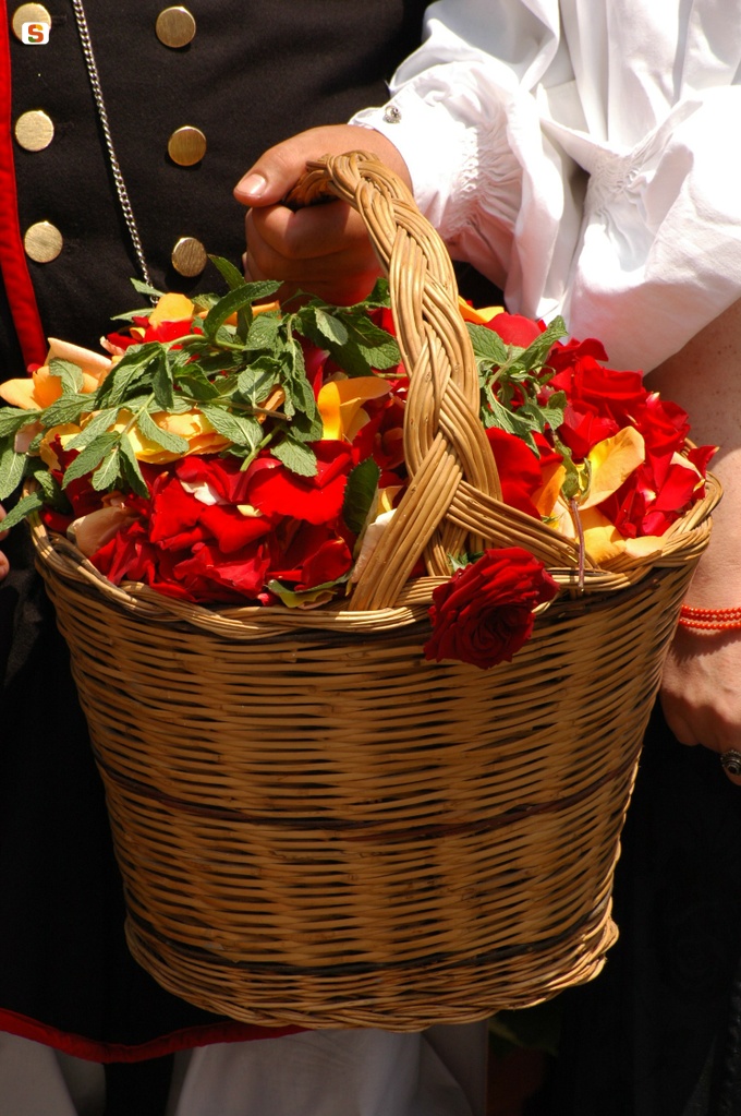 Cesto di petali e fiori da utilizzare per il rito de sa ramadura