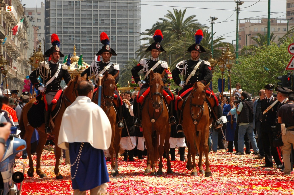 Carabinieri a cavallo nella via Roma