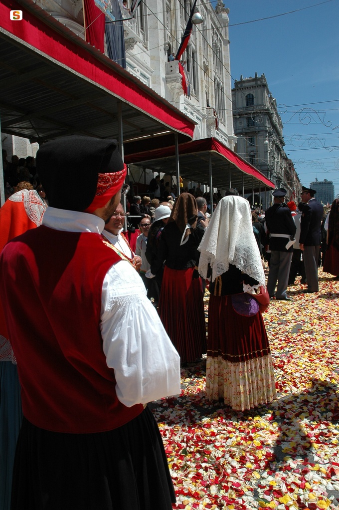La processione attraversa la via Roma coperta di fiori