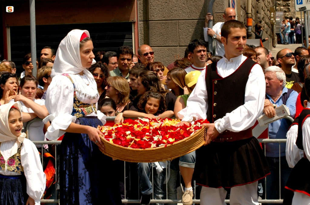 Coppia di giovani in abito tradizionale durante il rito de sa ramadura