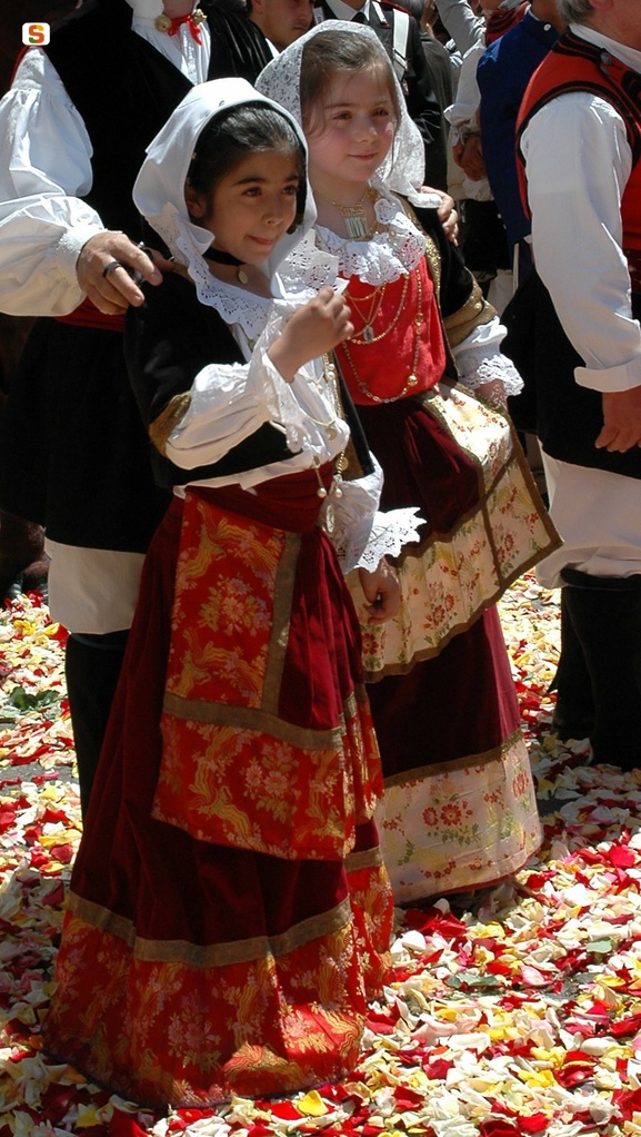 Bambine in abito tradizionale