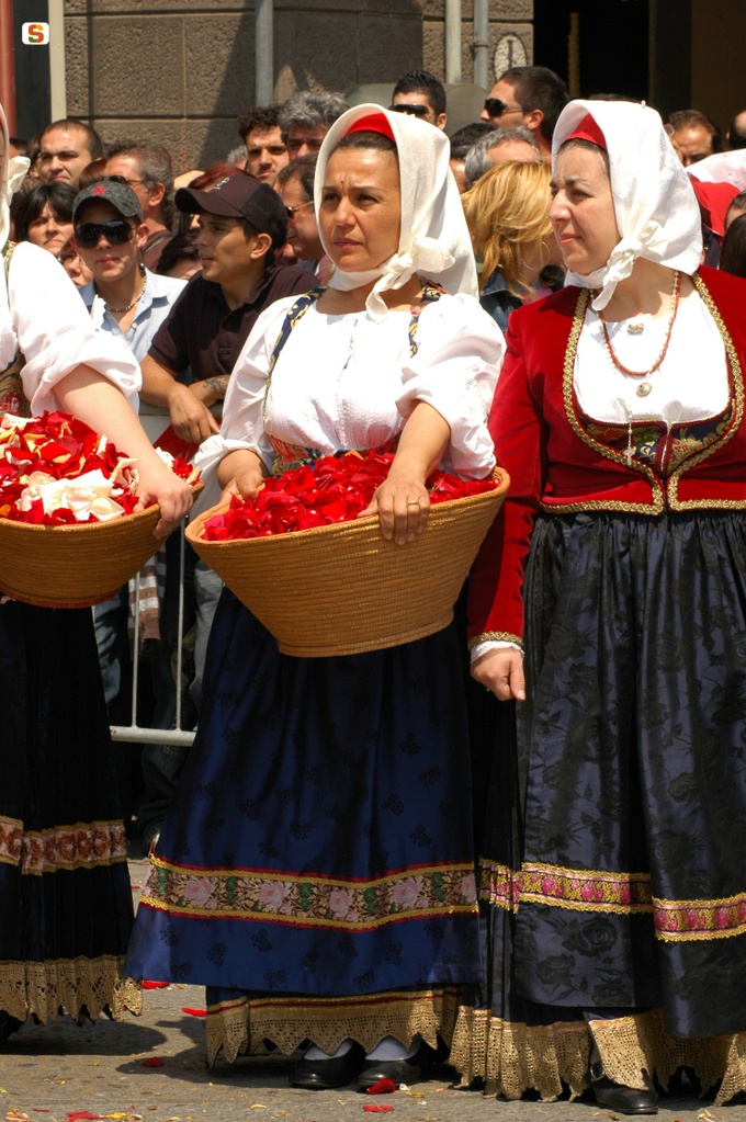 Donne in abito tradizionale addette al rito de sa ramadura