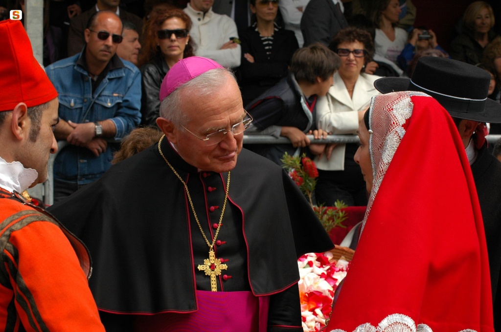 Sua Eccellenza Monsignor Mani con due giovani in abito tradizionale