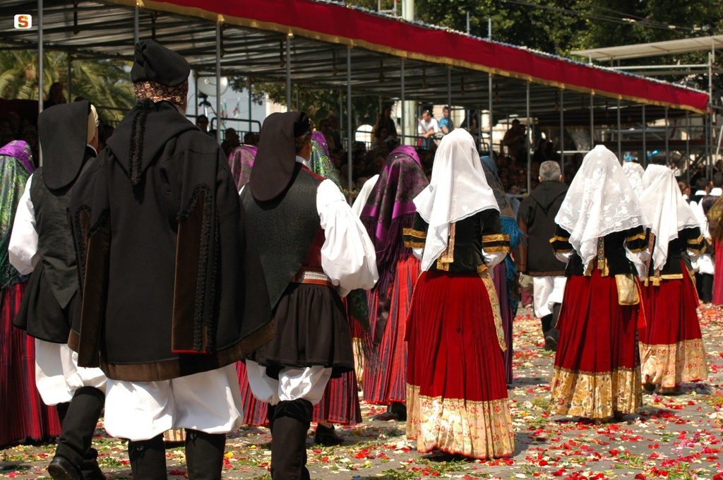 Uomini e donne in abito tradizionale durante la sagra di Sant'Efisio
