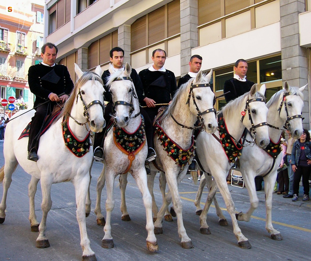 Cavalieri in via Sassari durante la sagra