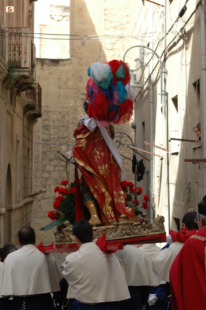 Il simulacro di Sant'Efisio portato in processione