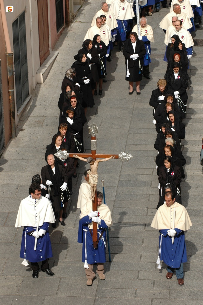 Confratelli e consorelle in processione il giorno di Pasquetta