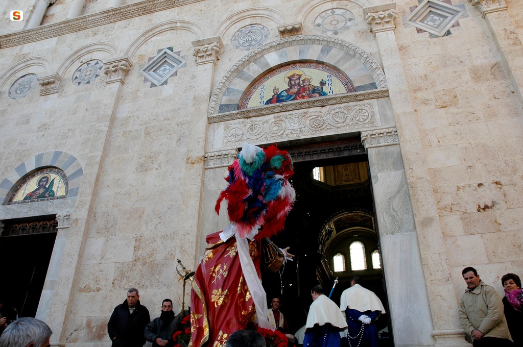 Il simulacro di Sant'Efisio viene introdotto in Cattedrale