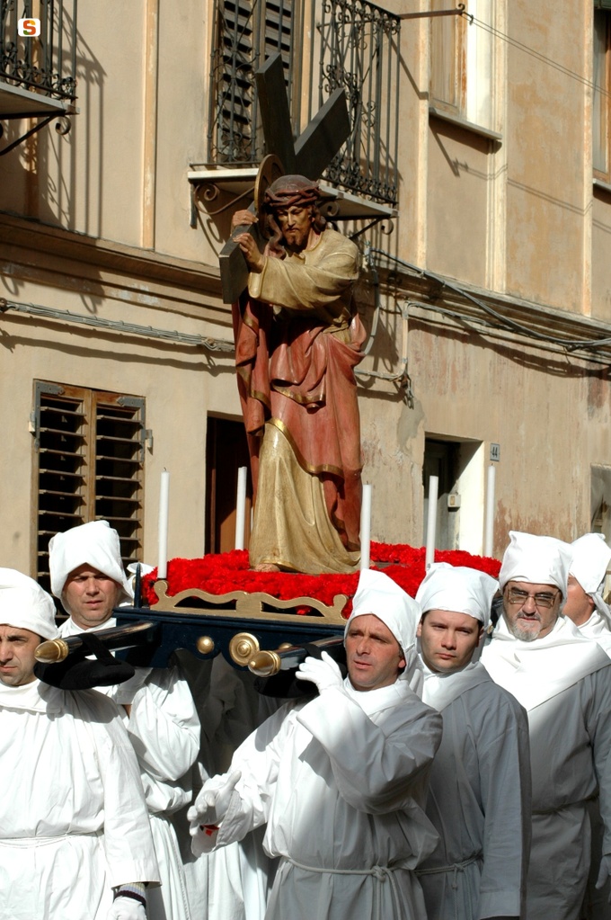 Il simulacro di Cristo portato in processione