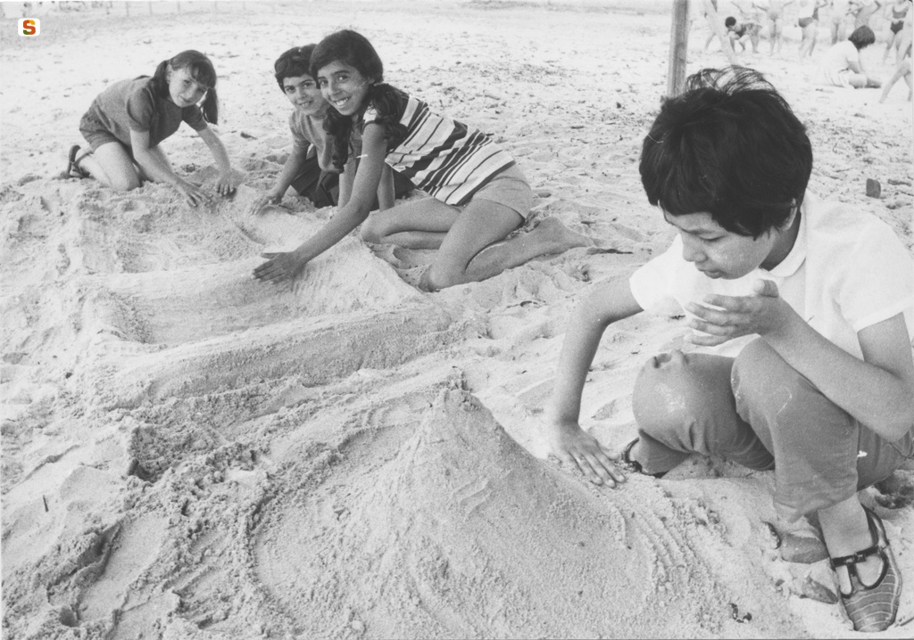 I bambini della colonia giocano in spiaggia