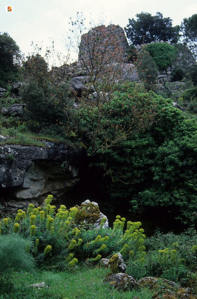 Osini, ingresso della grotta di Serbissi