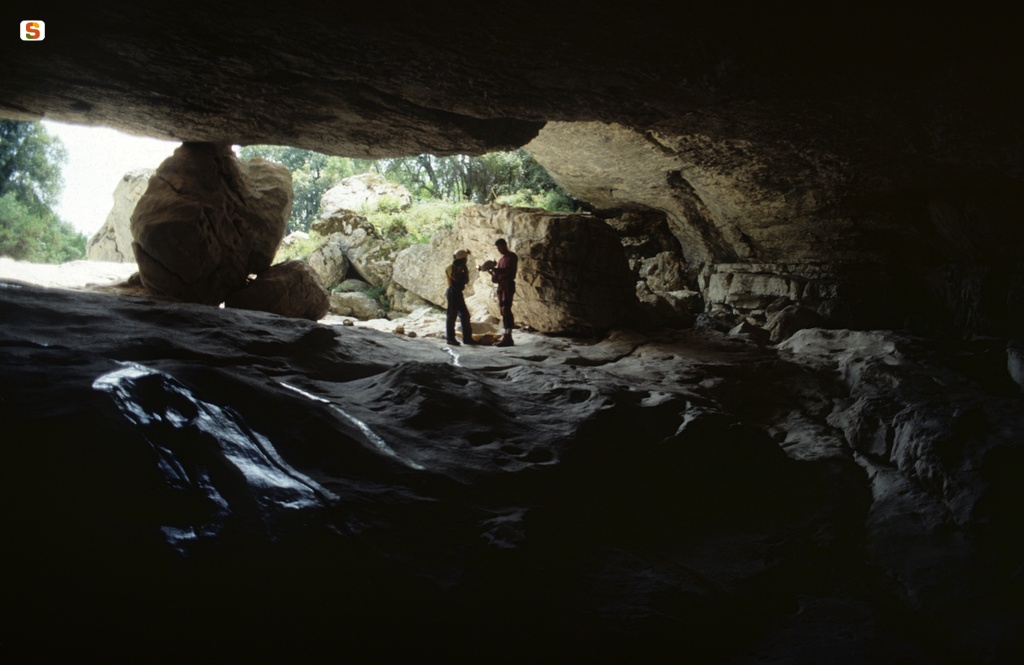 Urzulei, ingresso della grotta di Orbisi