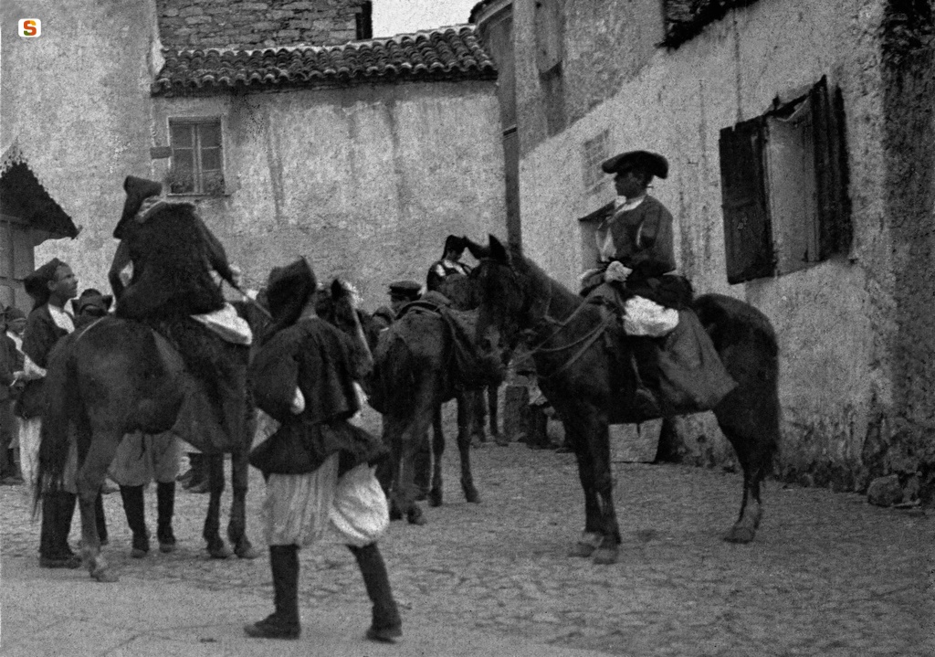 Nuoro, uomini a cavallo al corso Garibaldi