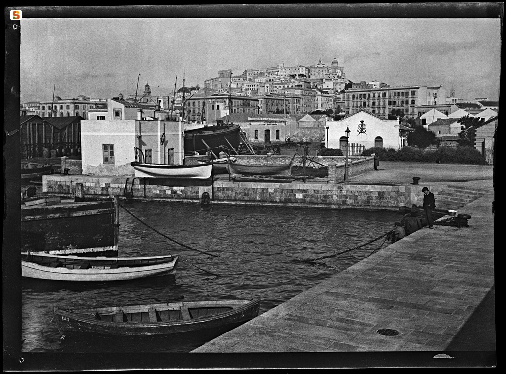 Cagliari, il porto e Marina