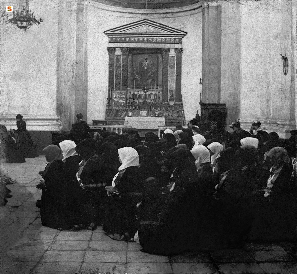 Nuoro, cattedrale di Santa Maria della Neve: donne in preghiera