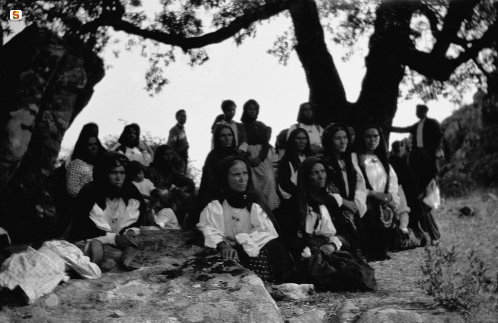 Donne in preghiera sul Monte Ortobene