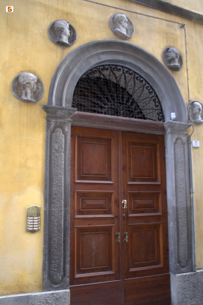 Cagliari, portone di un palazzo nel quartiere Castello