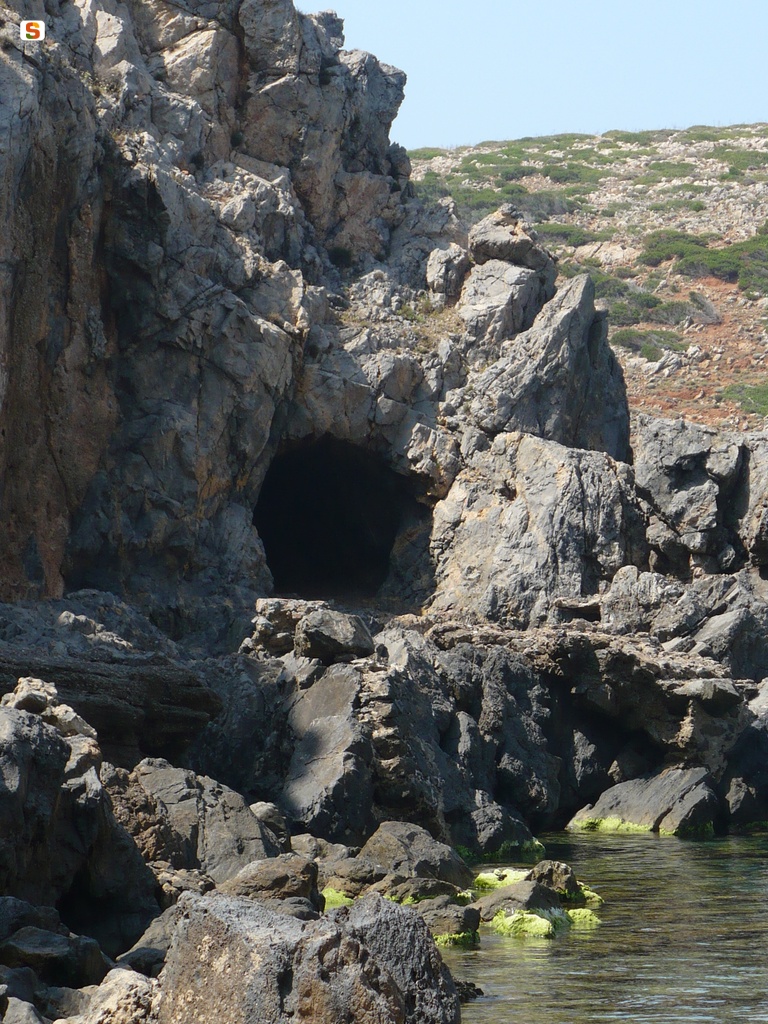Tunnel nella roccia di collegamento tra la Caletta e Cala Domestica