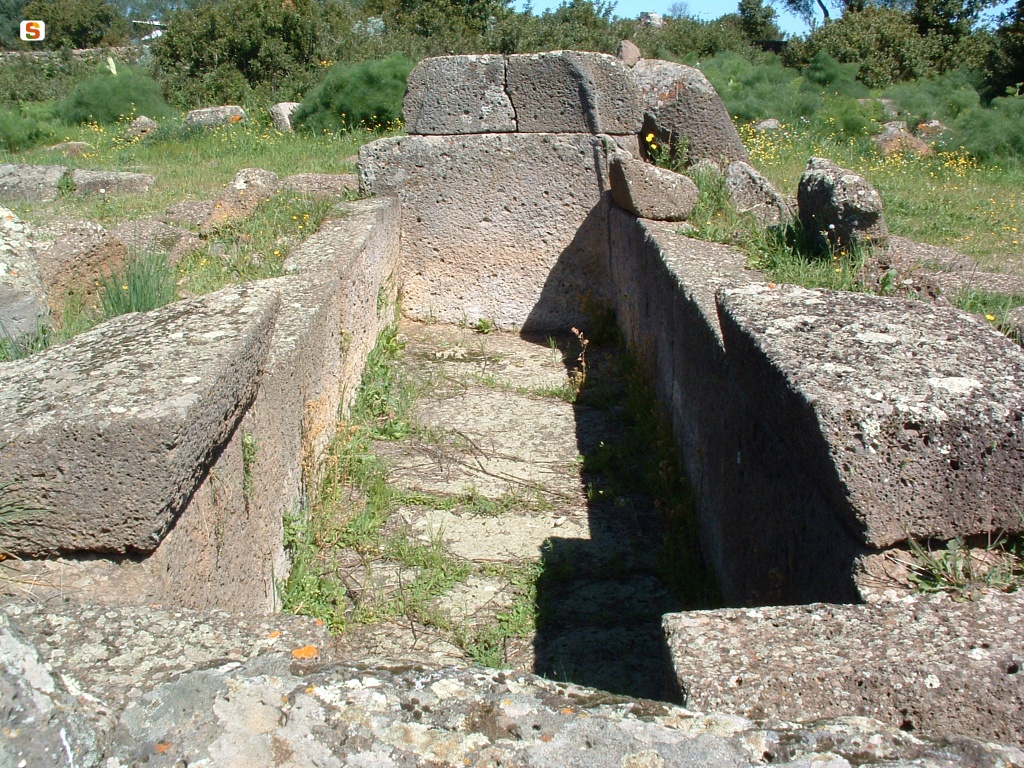 Sedilo, tomba di giganti nel parco archeologico di Iloi