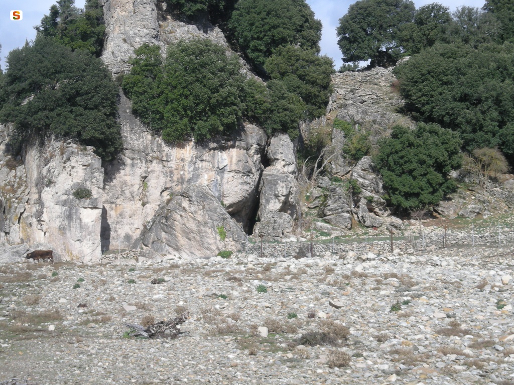 Urzulei, ingresso della grotta S'edera