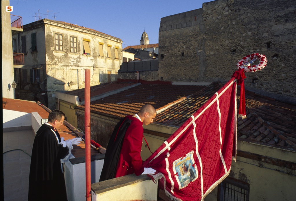 Gremio dei viandanti. Calata la bandiera inizia il corteo che arriva alla chiesa di Sant'Agostino