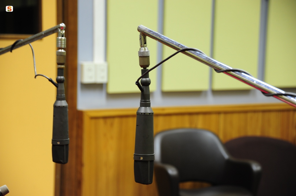 Sala registrazione di Radio Rai Sardegna: microfoni