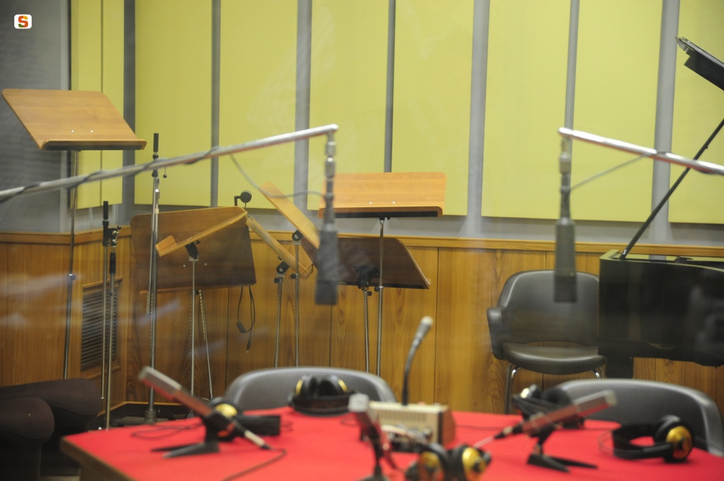 Sala di registrazione di Radio Rai Sardegna: leggii e microfoni